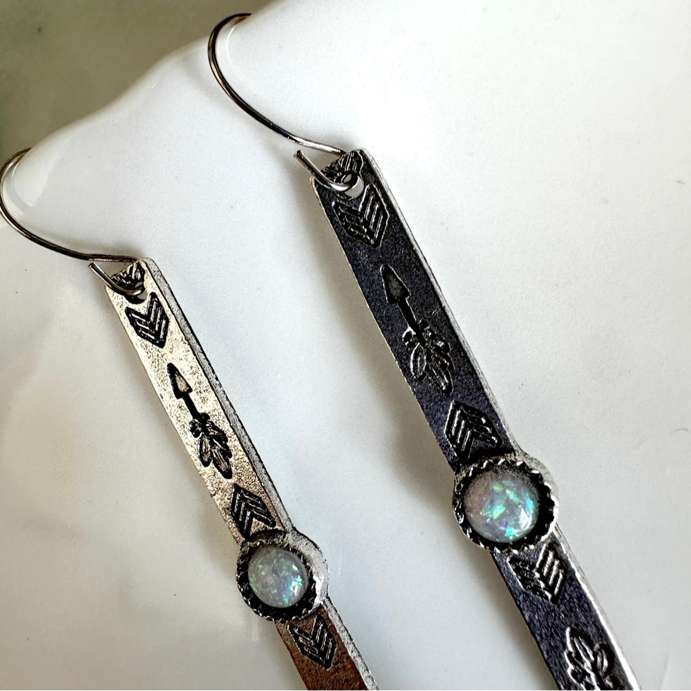 3/$22š©¶ Silver Arrow Stamped Earrings Etched Inlaid Iridescent Crystal NEW - Picture 5 of 15